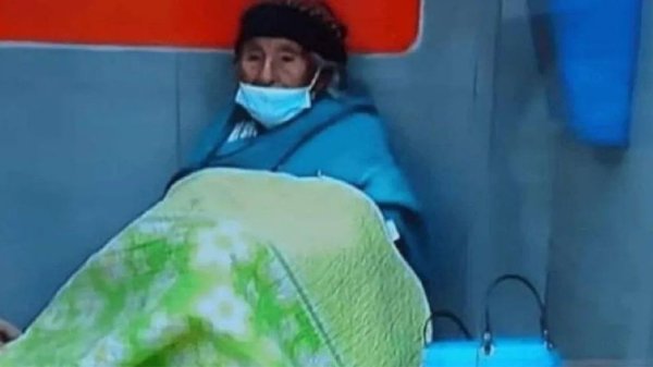 “Vendrá a recogerme”, mujer de 80 años duerme en un cajero esperando a su hijo