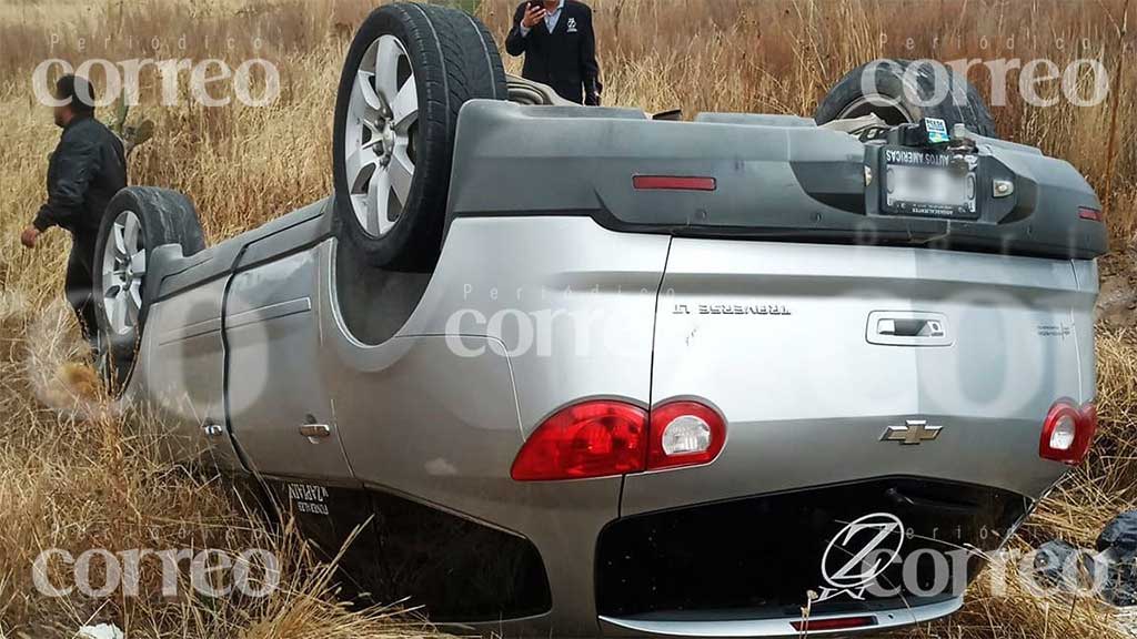 Vuelca camioneta de empresa funeraria en Ocampo; no hay heridos