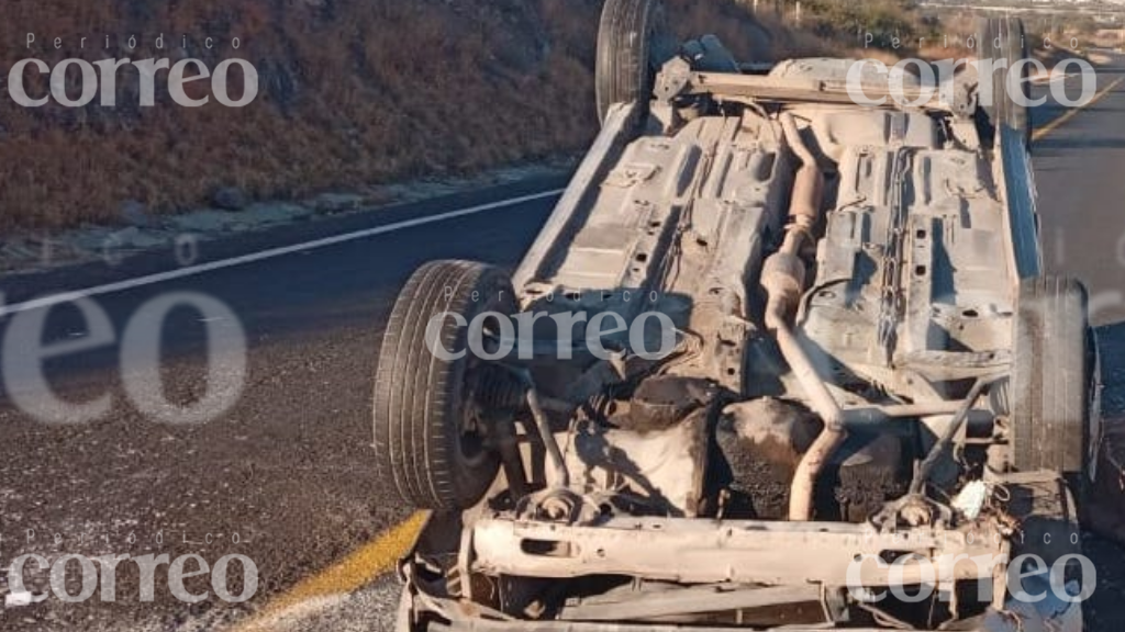 Volcadura cerca del Parque Bicentenario deja a dos heridos