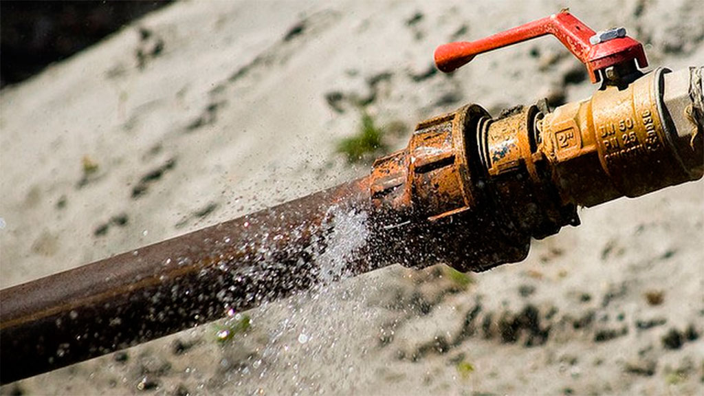 Mientras se batalla por agua, en la capital se desperdician 400 mil litros cada hora