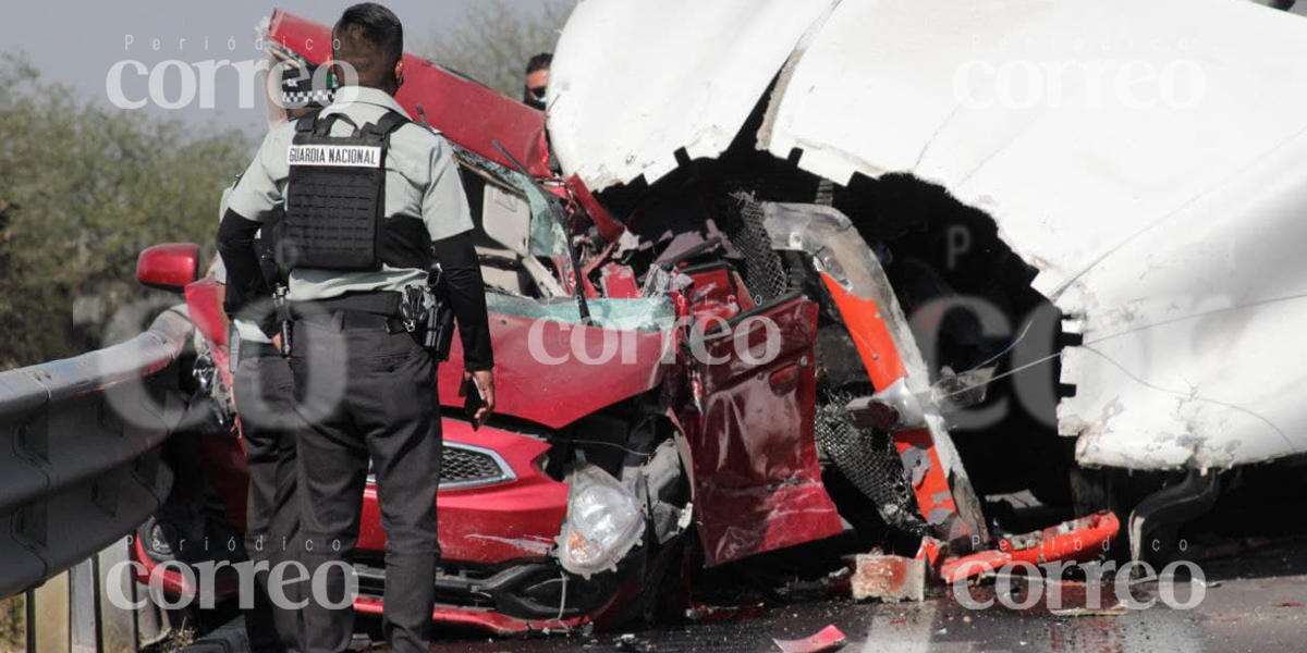 Tráileres en la Celaya-Querétaro prensan a un vehículo, pero resultan ilesos