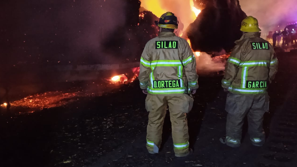 Se incendia tráiler mientras circulaba por la carretera en Silao