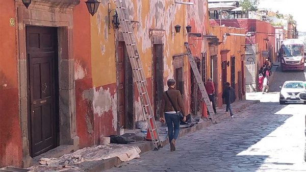 San Miguel de Allende: Bloquean banqueta de la calle Umarán por obras de pintura