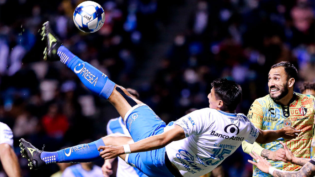 Video: con golazo de chilena, Puebla rescata empate ante Atlas