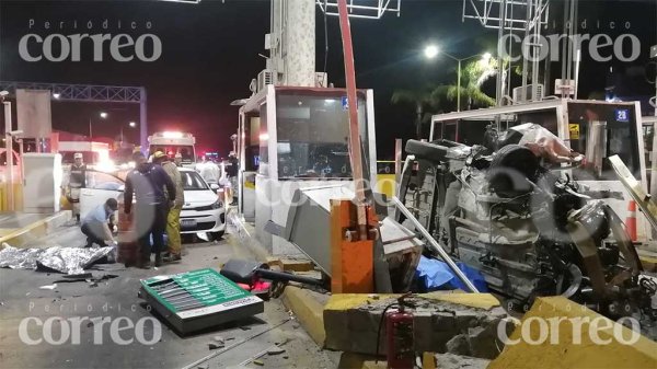 Aparatosa volcadura deja tres muertos en caseta de carretera León-Aguascalientes