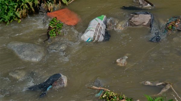 Salamanca: a meses de limpieza, vuelven a usar Río Temascatío como basurero