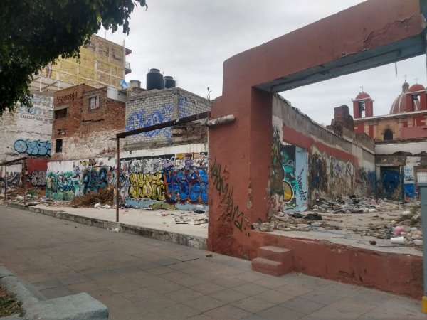 Tras denuncias civiles, limpian terreno lleno de basura en el bulevar López Mateos