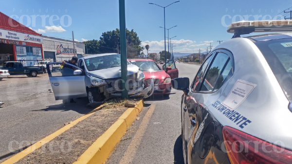 Autos se impactan en aparatoso accidente en Salamanca