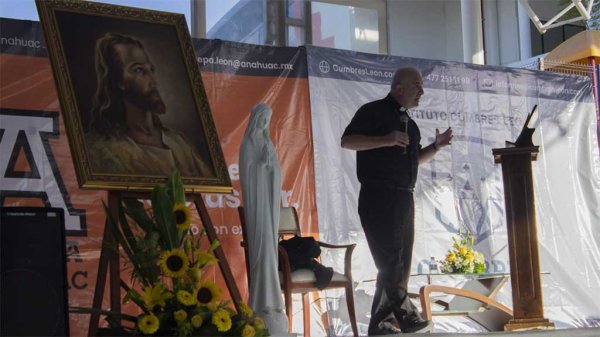 Padre Ángel Espinosa de los Monteros lleva charlas sobre el amor a León