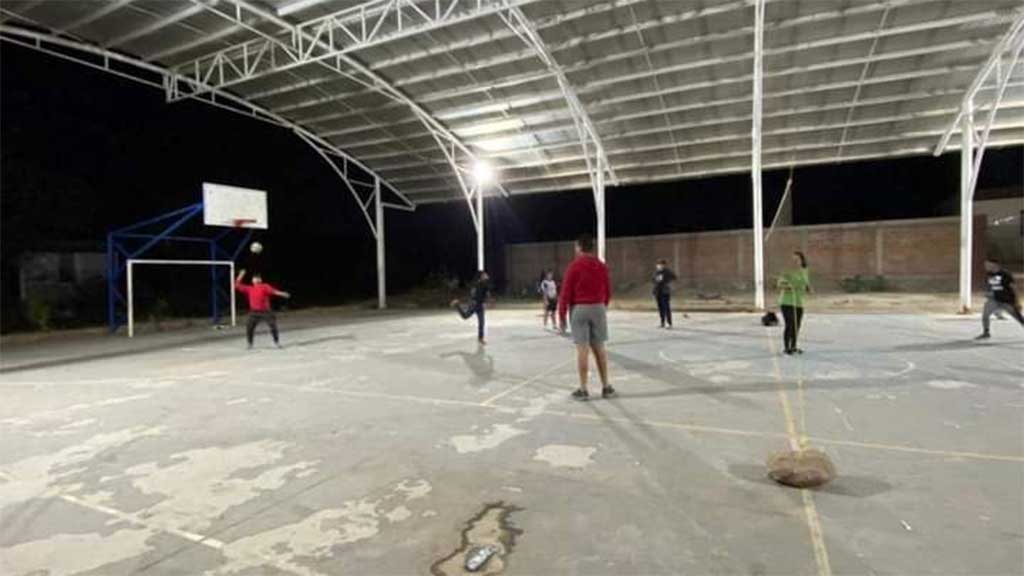 Paisanos invierten en la rehabilitación de canchas en La Tinaja de Ocampo