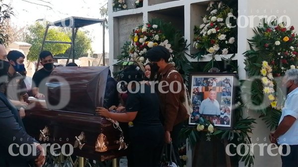 Despiden al policía Ramiro con el rugir de motos y las lágrimas de su familia