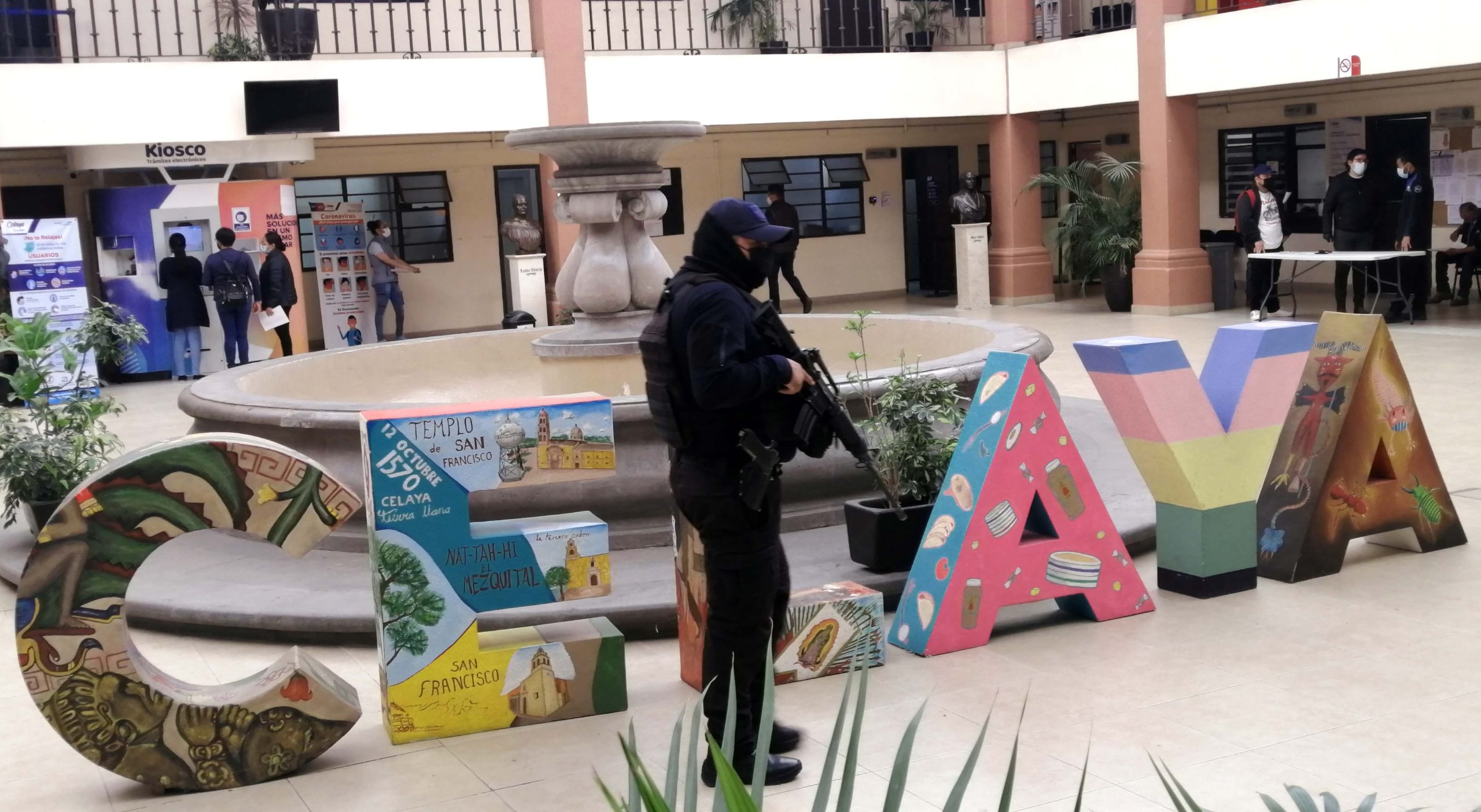 Portación de armas para policías en sus días de descanso causa debate en Celaya