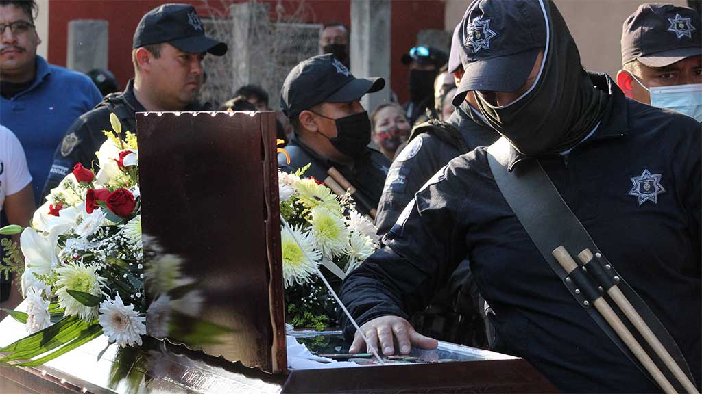 Entre lágrimas despiden a Luis Omar, patrullero asesinado en Celaya