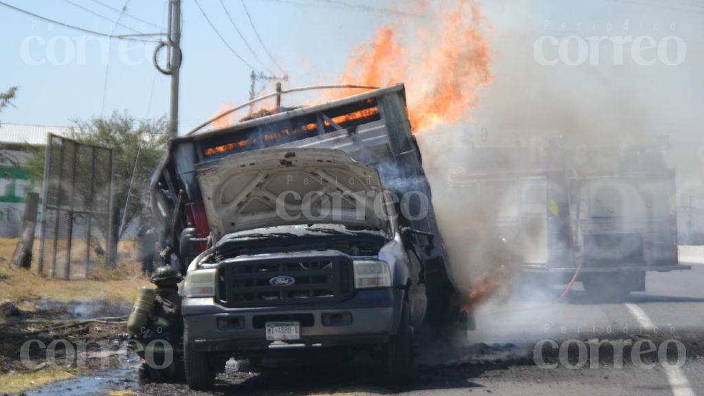 Se incendia camión sobre la Valle de Santiago-Celaya