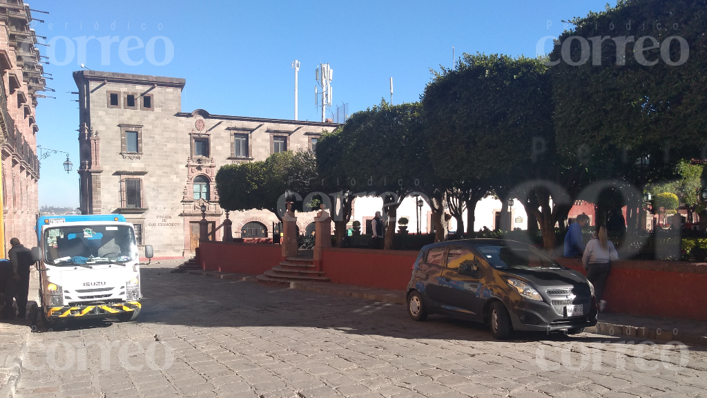 Denuncian acceso de vehículos a zona peatonal de San Miguel de Allende