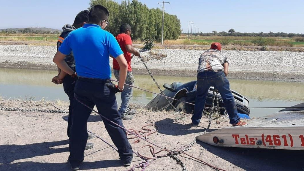 Mujer muere ahogada al caer con su auto en canal de Juventino Rosas