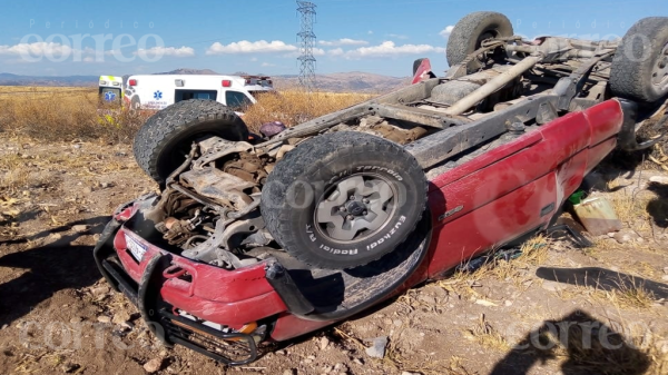 De milagro se salvan tripulantes tras volcadura en Guanajuato capital