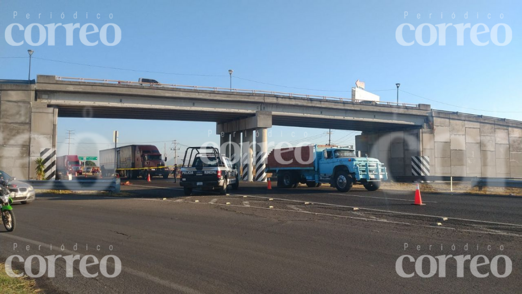 Autos destrozan el cuerpo de un hombre tras ser atropellado en la Irapuato-Valle de Santiago