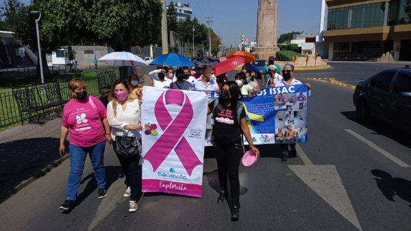 Marchan en Irapuato por el regreso del Seguro Popular para pacientes con cáncer