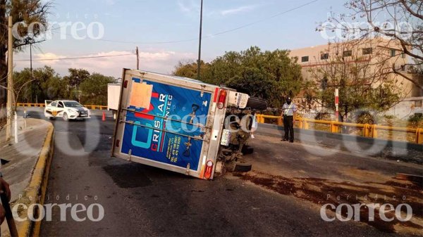 León: volcadura provoca caos vial en la colonia el Tlacuache