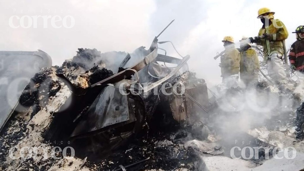 Bomberos de Acámbaro rescatan cuerpos tras accidente en la México-Guadalajara