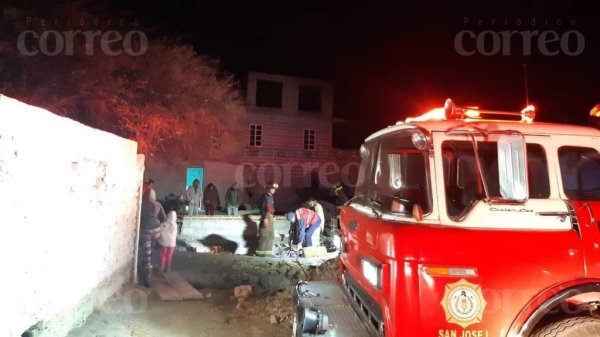 Hombre cae cuatro metros a una fosa séptica en San José Iturbide