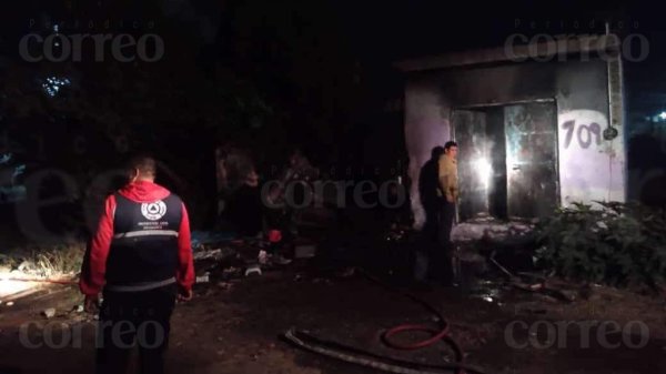 Bomberos rescatan a dos personas y tres perros tras incendio en El Edén en Salamanca