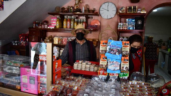 Dulce tradición: don Luis celebra 60 años con su original rollo de guayaba