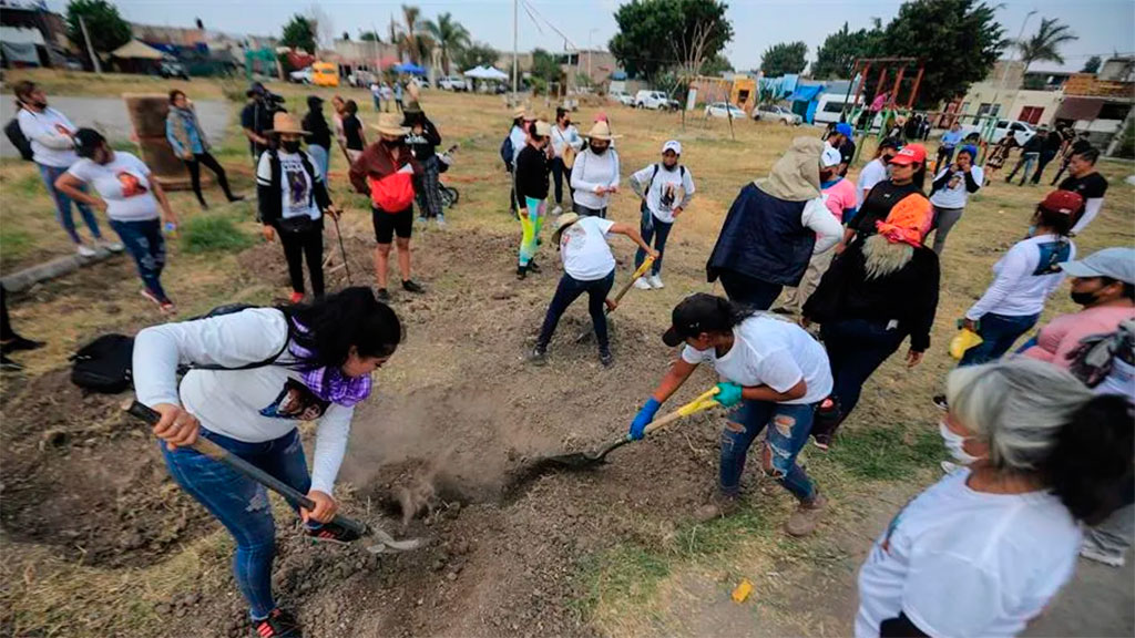 Colectivos de búsqueda hallan fosa clandestina en parque para niños