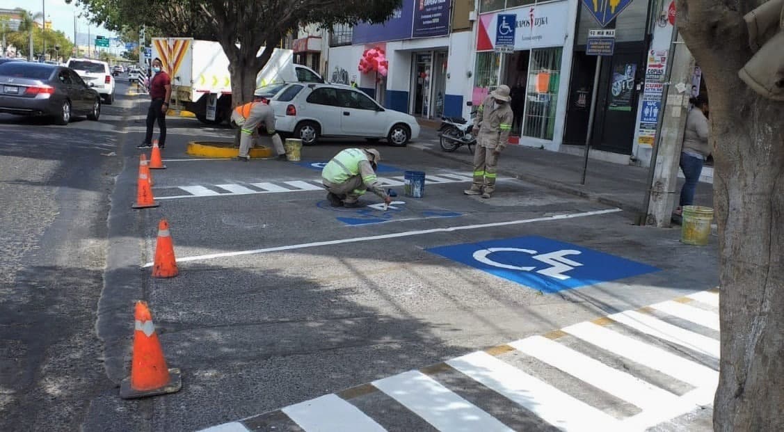 Recuperan cajones de estacionamiento para personas con discapacidad en Celaya