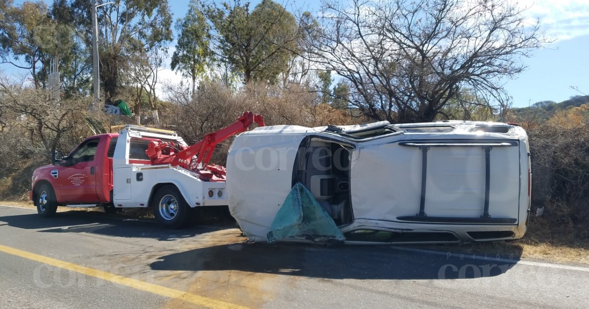 Dos ancianos quedan lesionados tras volcarse su camioneta en la Dolores-Guanajuato