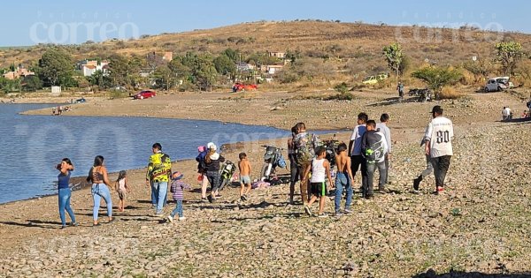 Pareja de héroes salvan a menor de morir ahogado en la presa La Golondrina de Pénjamo