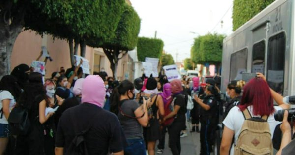 Identifican a policías que reprimieron a manifestantes feministas en León en 2020