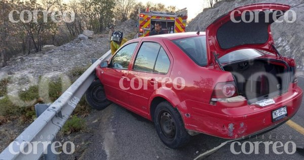 Choca en la carretera Guanajuato-Dolores y abandona su vehículo