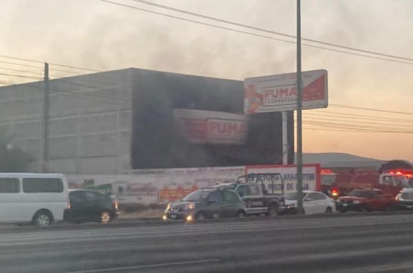 Incendio en ‘El Puma abarrotero’ en Celaya, habría dejado pérdida total