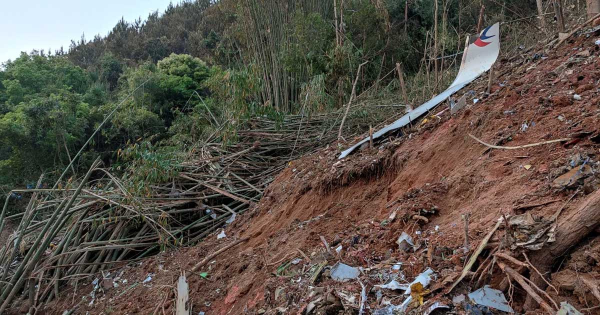 Hallan cajas negras de avión que se estrelló en China con 132 pasajeros