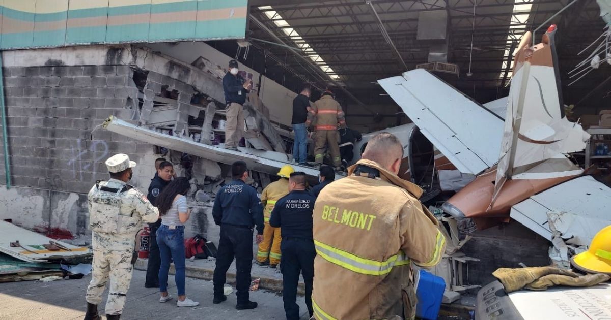 Avioneta cae en Bodega Aurrera de Temixco; reportan al menos 2 fallecidos