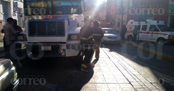 Auto y camión urbano protagonizan aparatoso accidente en Tepetapa en Guanajuato