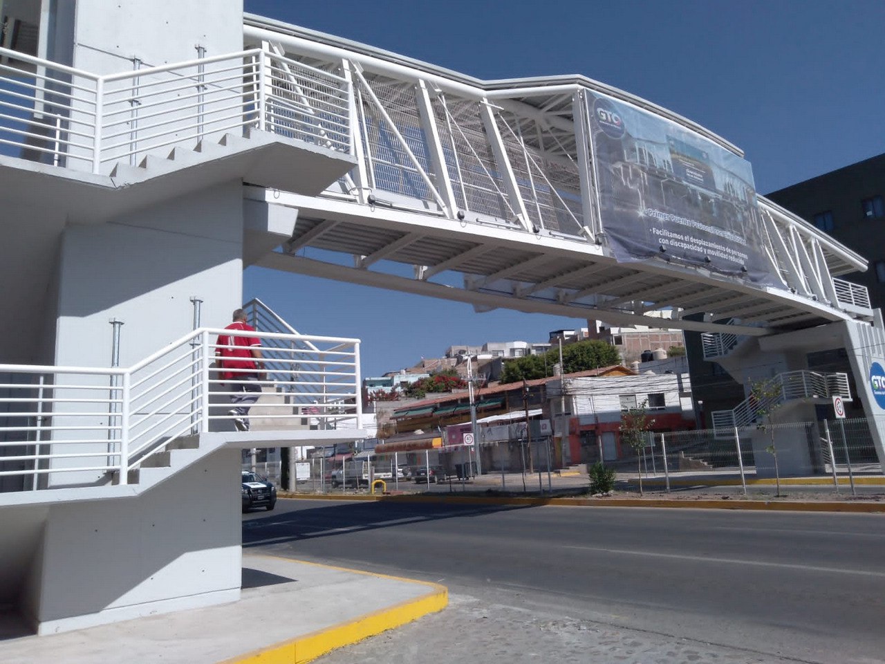 Guanajuato: Puente peatonal en el Euquerio Guerrero, vandalizado y sucio