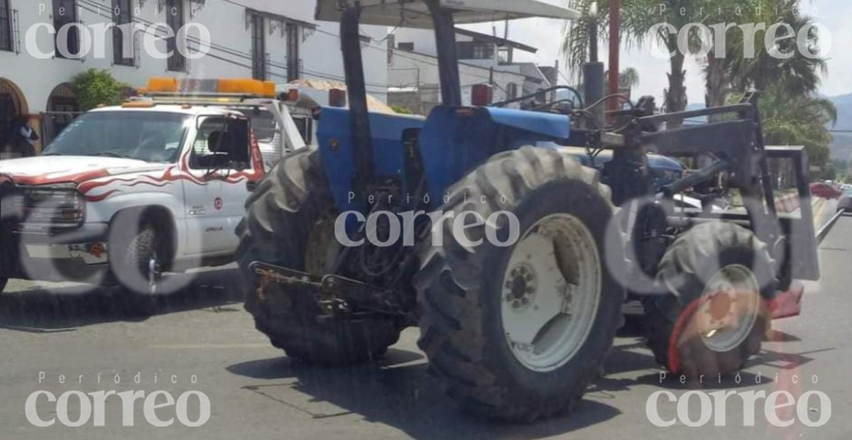 Tractor se impacta contra automóvil de la Fiscalía en la comunidad de Chupícuaro