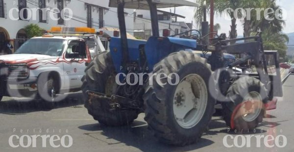 Tractor se impacta contra automóvil de la Fiscalía en la comunidad de Chupícuaro