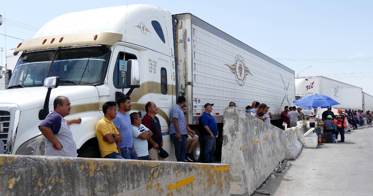 Camioneros intensifican bloqueo en frontera con Estados Unidos en segundo día