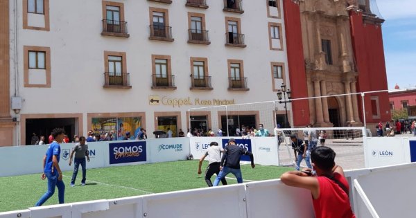 Canchas en el Centro de León sacan el lado ‘futbolero’ de los paseantes