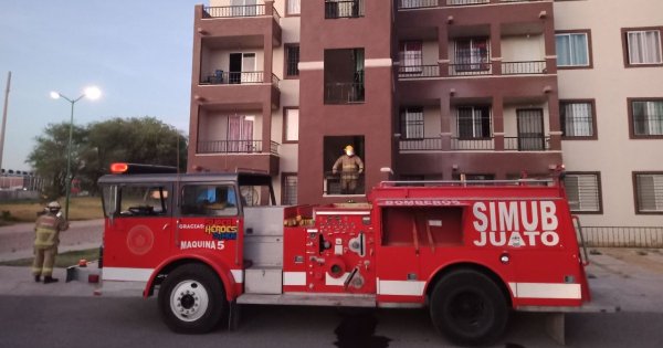 Bomberos rescatan a perritos de incendio en El Manantial, Guanajuato