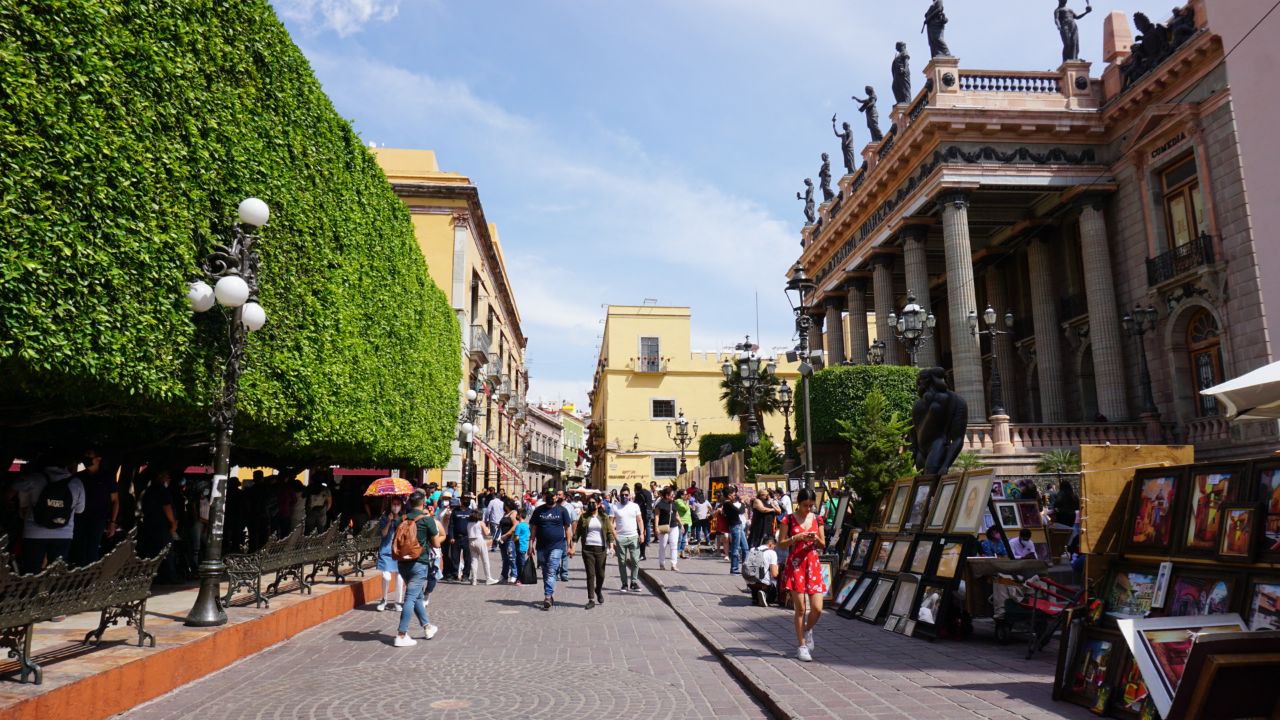 Turistas y capitalinos celebran el Jueves Santo entre tradiciones y diversión