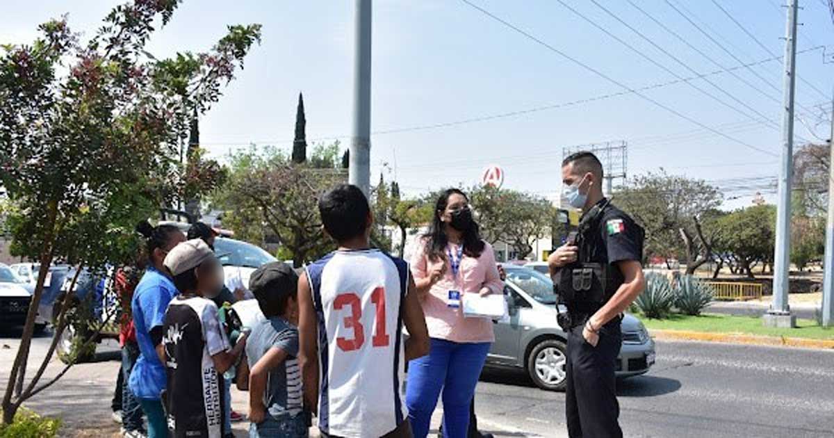 DIF León interviene en familia por trabajo infantil en cruces de San Juan Bosco