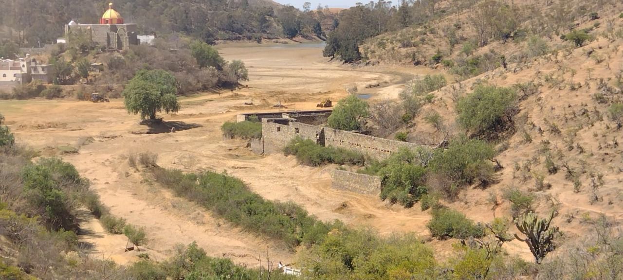 Frenan extracción ilegal de material en la Presa de la Soledad de Guanajuato