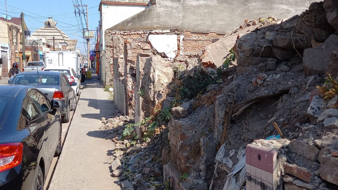 Casona antigua en centro de Irapuato queda reducida a un basurero