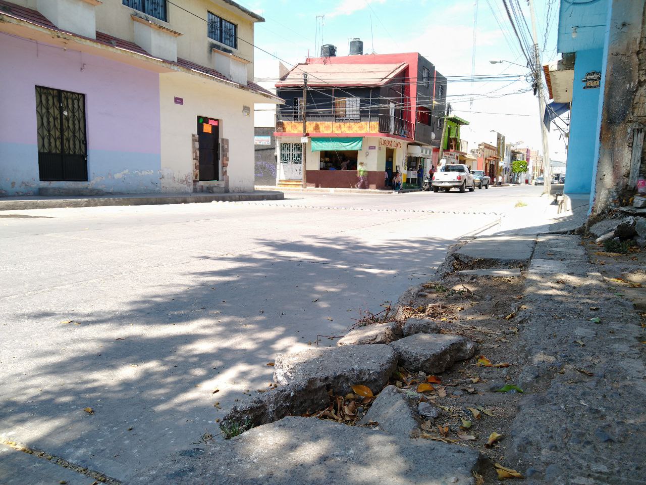 Silaoenses urgen atender la calle Aurora en el centro ante la falta de mantenimiento