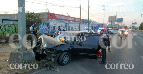 Conductora se queda dormida al volante; choca en León y queda grave